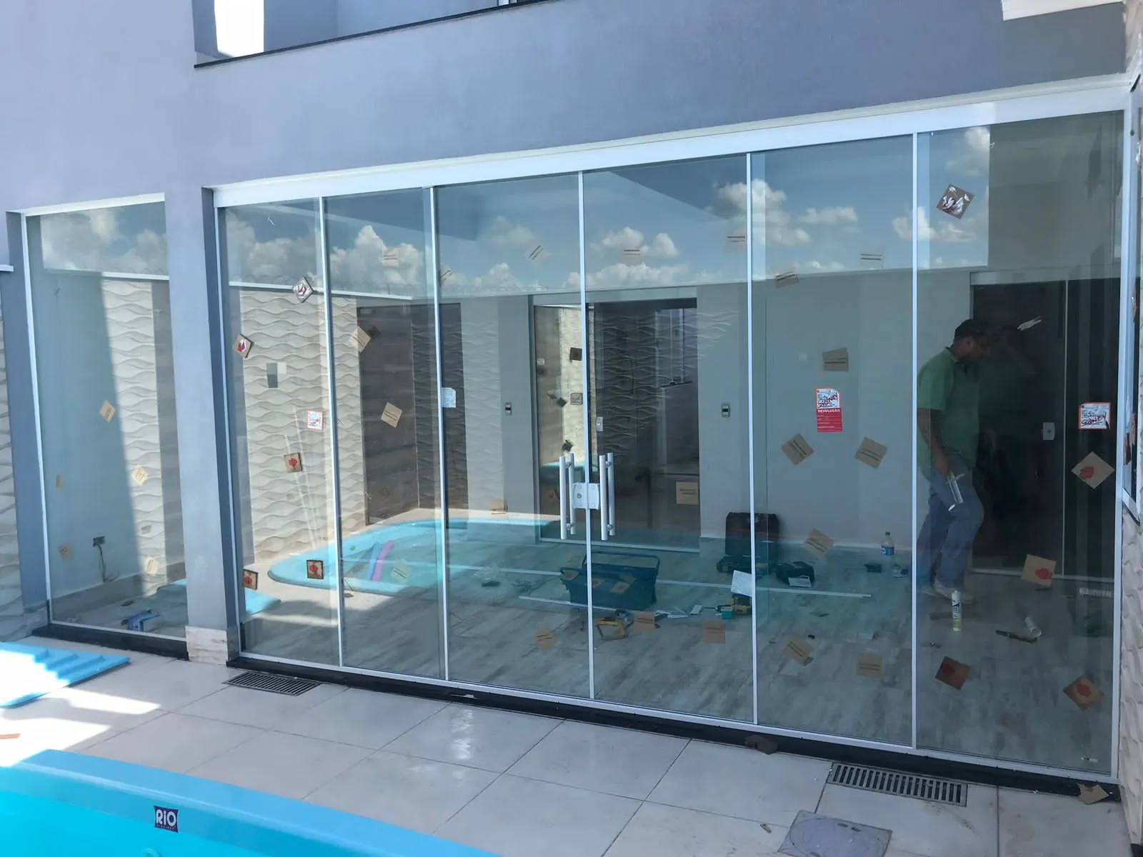 Área de piscina fechada com vidro e perfil de alumínio claro